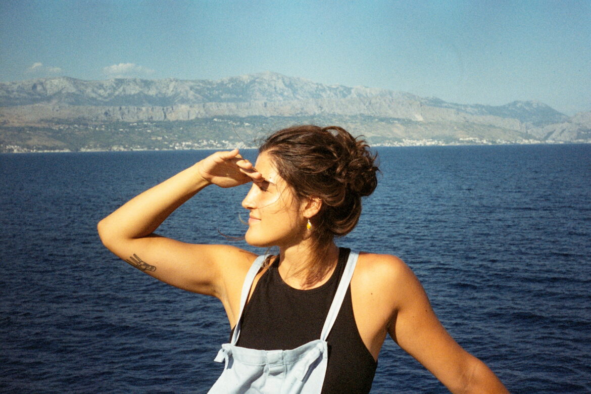 Eva Marija Jurešić: Plastični cvijet